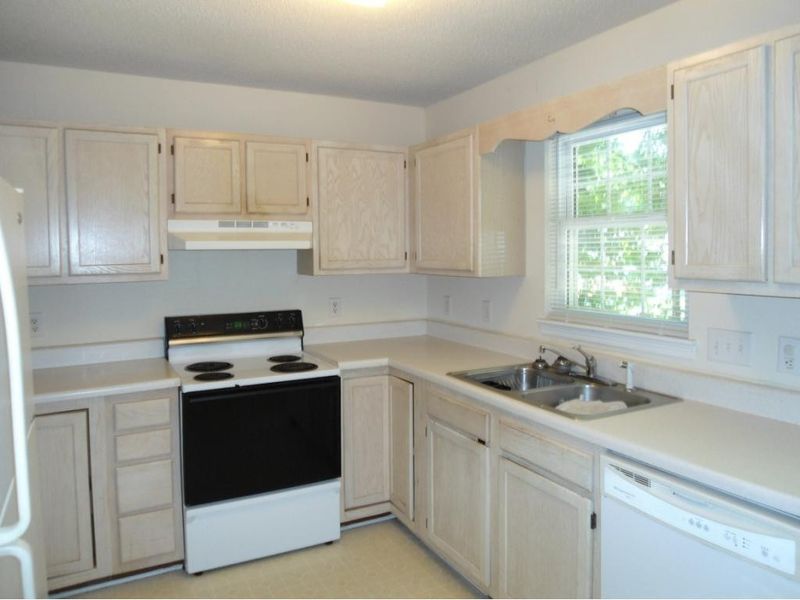 2202 A-B Eider, Graham, NC 27253