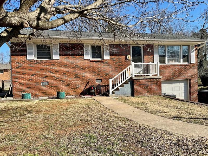 2206 Whitsett St, Burlington, NC 27215