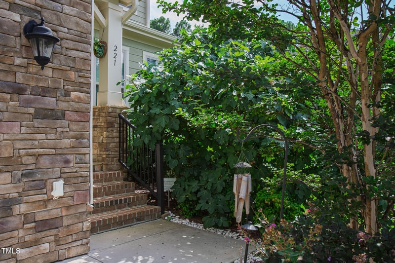 221 Brook Manor Ct, Cary, NC 27513