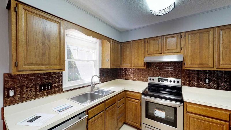 2211 Pathway Dr, Chapel Hill, NC 27516