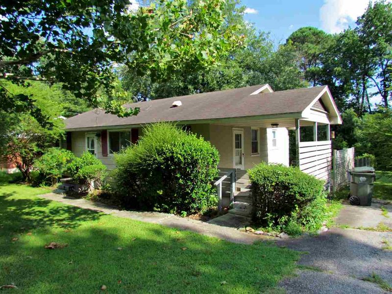 2216 Grantland Dr, Raleigh, NC 27610