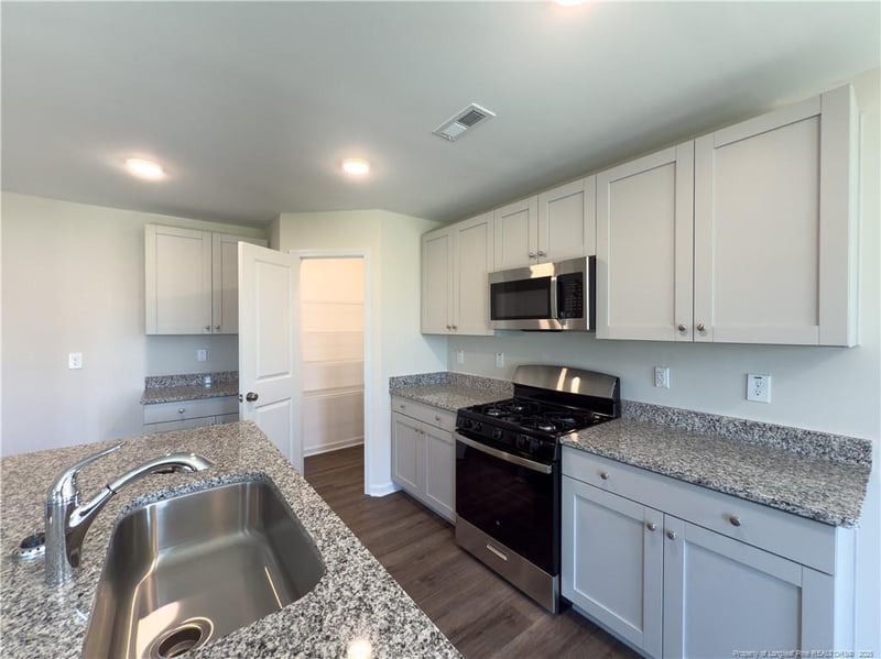 2219 Roadster Pony Ln, Hope Mills, NC 28348