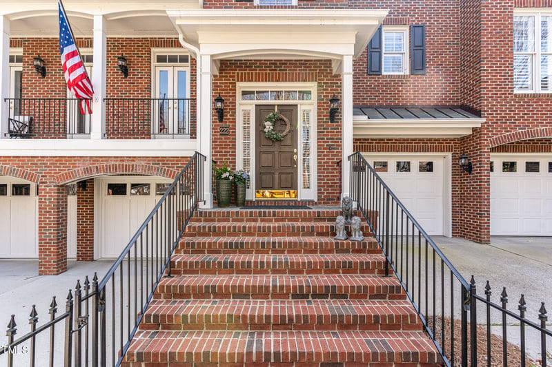 222 Lions Gate Dr, Cary, NC 27518