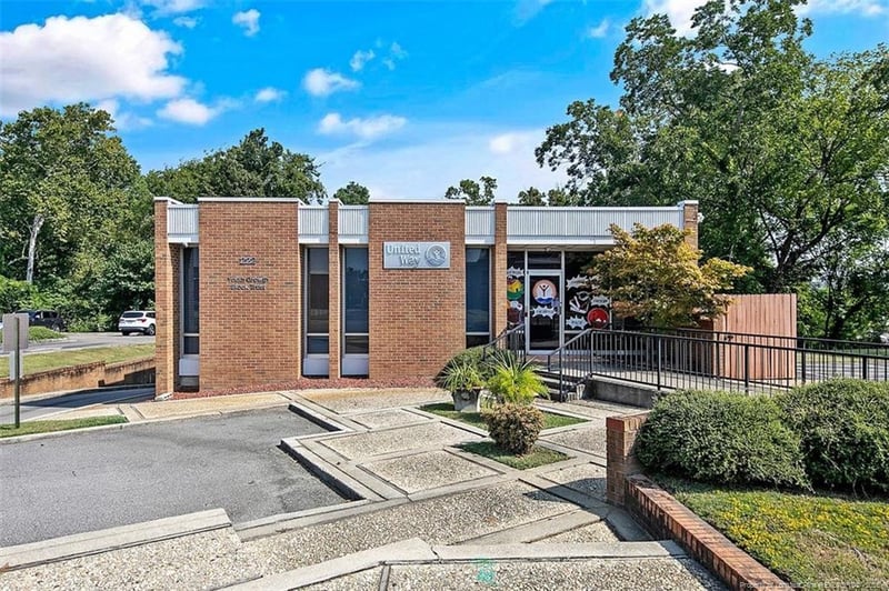 222 Maiden Ln, Fayetteville, NC 28301