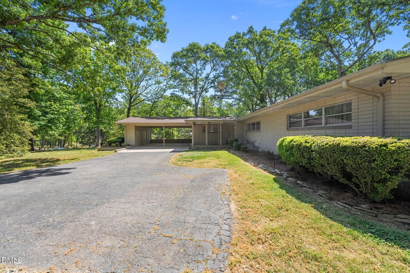 2220 Lakeview Ter, Burlington, NC 27215