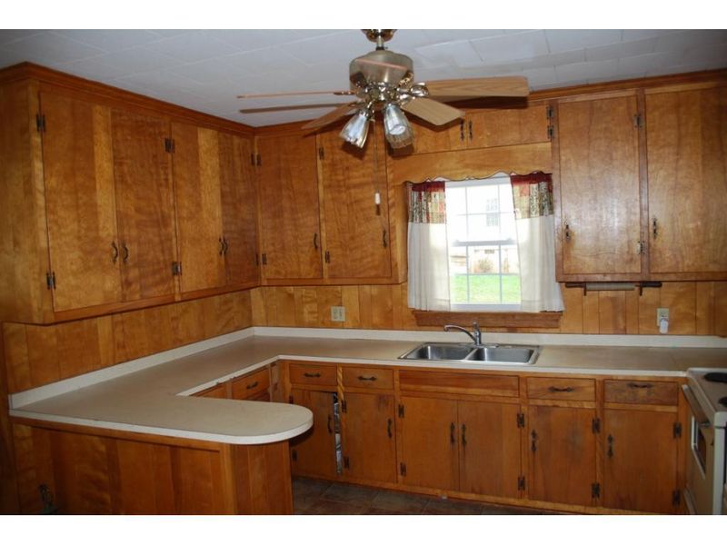 2220 Wiggins St, Burlington, NC 27215