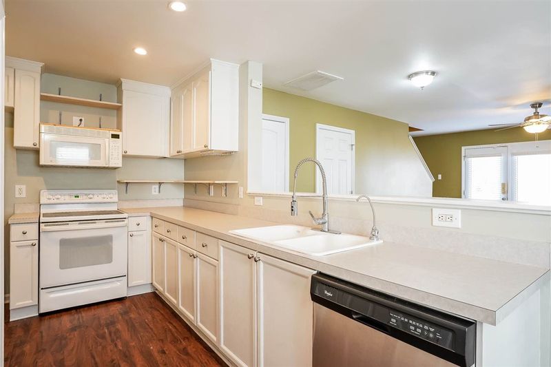 2221 Thornblade Dr, Raleigh, NC 27604