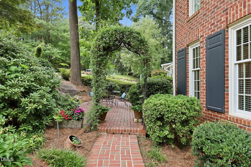 2221 Weybridge Dr, Raleigh, NC 27615