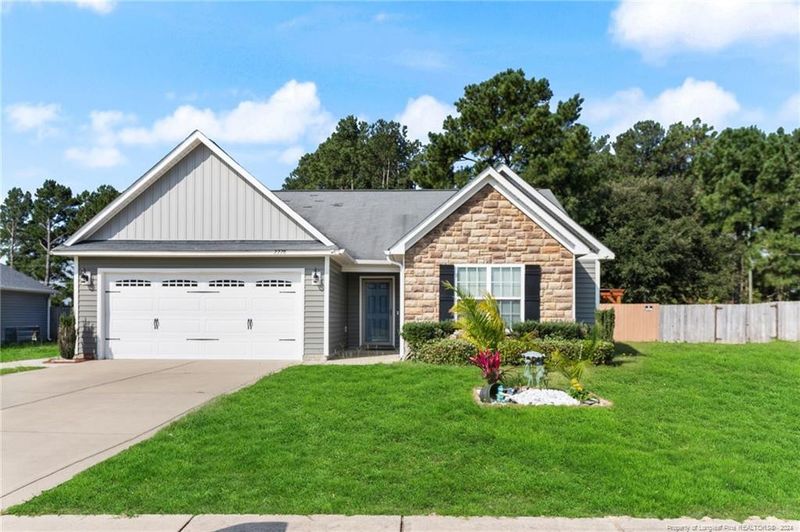 2228 Sir Michael Dr, Hope Mills, NC 28348