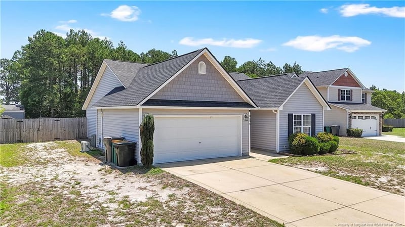 2233 Sir Michael Dr, Hope Mills, NC 28348