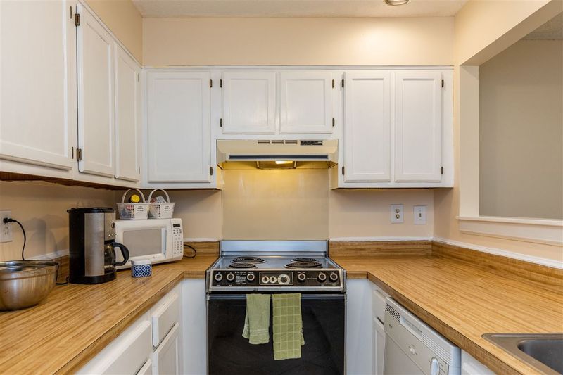 224 Colonial Townes Ct, Cary, NC 27511