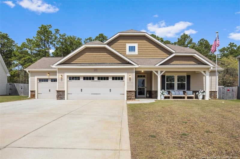 2252 Andalusian Dr, Hope Mills, NC 28348