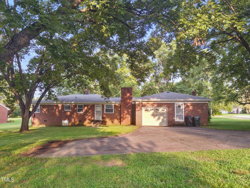 2265 Lee Dr, Burlington, NC 27215