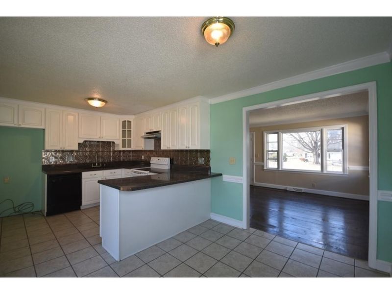 2278 Lee Dr, Burlington, NC 27215