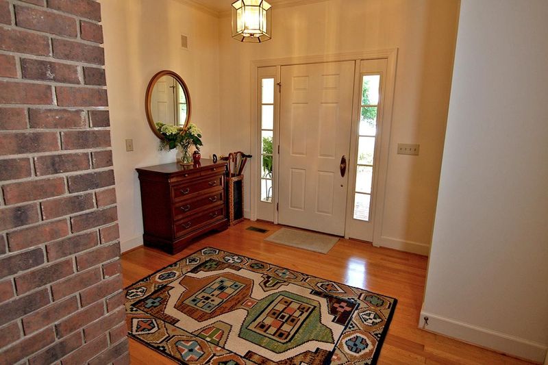 2307 Ridgefield Dr, Chapel Hill, NC 27517