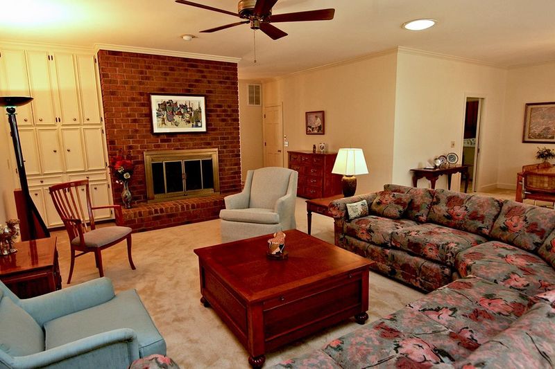 2307 Ridgefield Dr, Chapel Hill, NC 27517