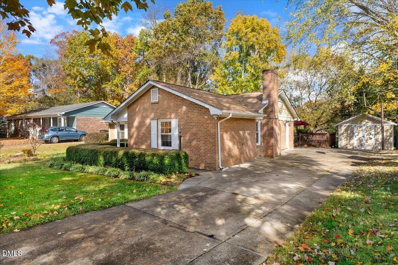 2323 Buckingham Rd, Burlington, NC 27217