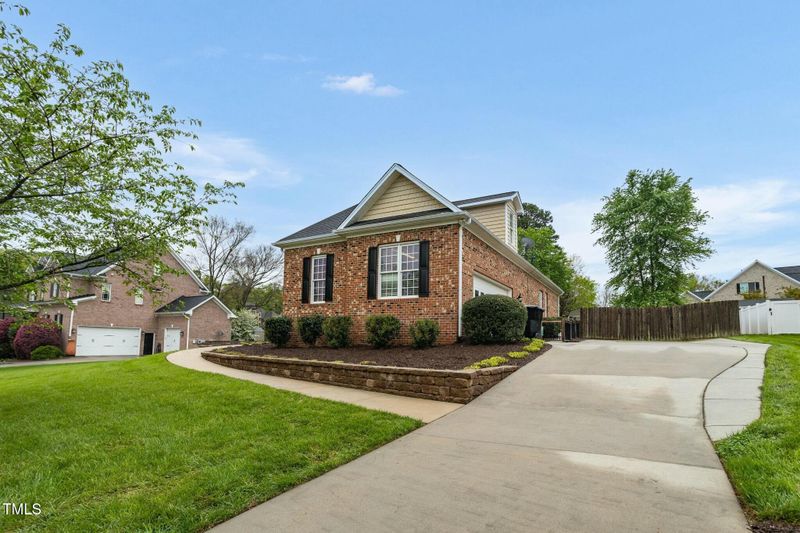 2326 Marlow Dr, Burlington, NC 27215