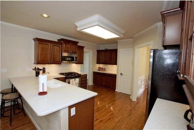 233 Strathburgh Ln, Cary, NC 27518