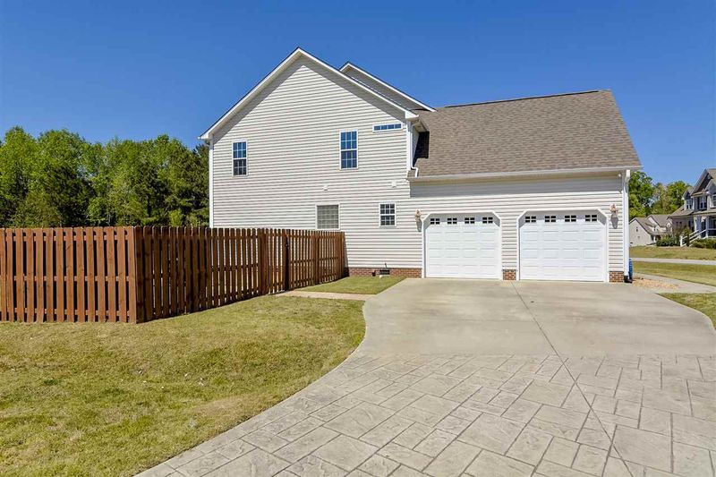 24 Twin Leaf Cir, Clayton, NC 27520