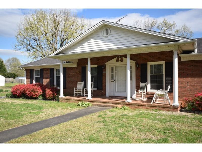 2410 Lacy St, Burlington, NC 27215