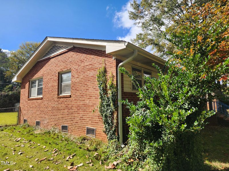 2414 Buckingham Rd, Burlington, NC 27217