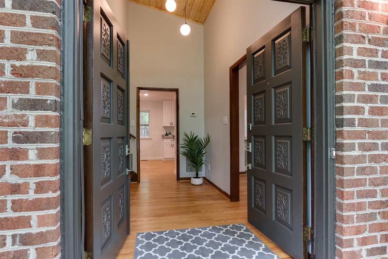 2417 Honeysuckle Rd, Chapel Hill, NC 27514