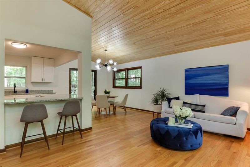 2417 Honeysuckle Rd, Chapel Hill, NC 27514