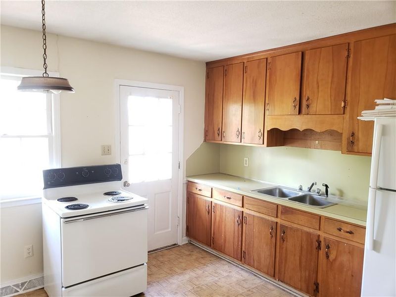 2418 Huntington Rd, Burlington, NC 27215