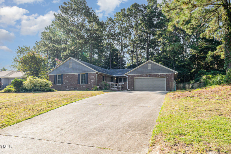 2425 Torcross Dr, Fayetteville, NC 28304