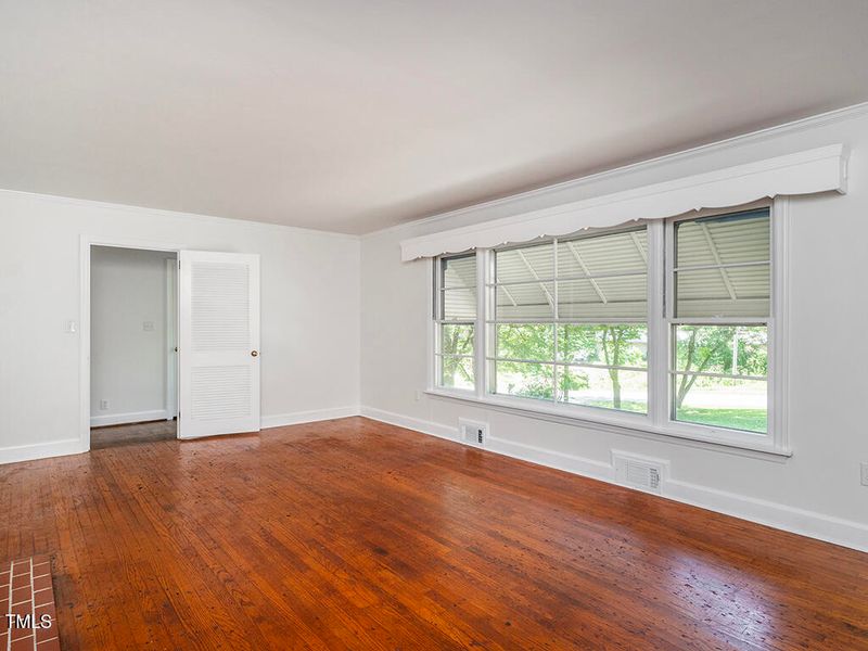 2434 Morningside Dr, Burlington, NC 27217