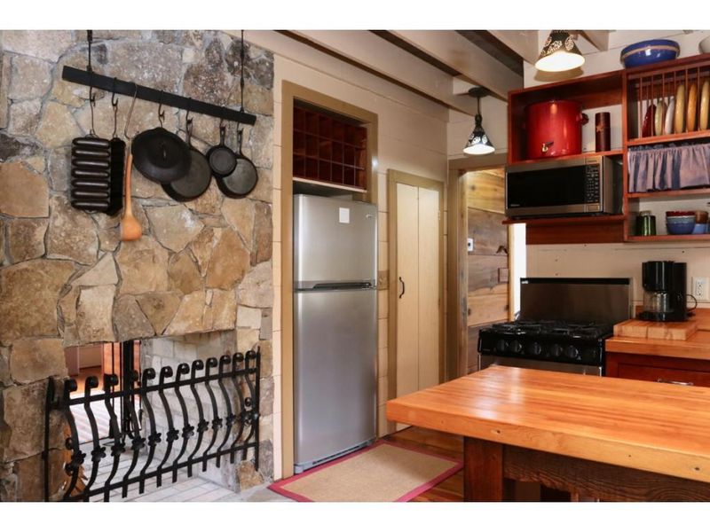 2448 Hodges Rd, Burlington, NC 27217