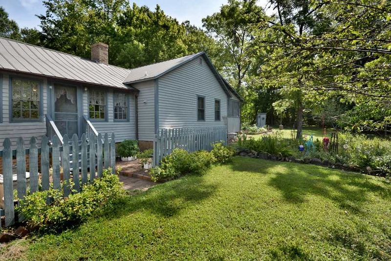 2473 Glencoe St, Burlington, NC 27271