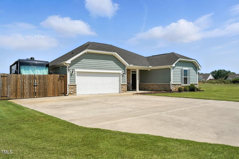 25 Harlow Ct, Fuquay Varina, NC 27526