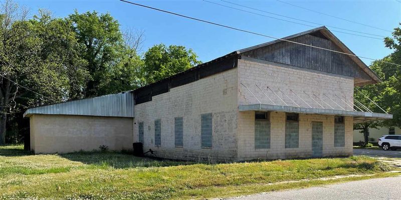 25 E James St, Lillington, NC 27546
