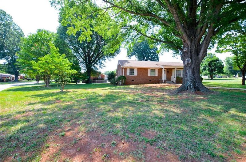 2504 Watt Dr, Burlington, NC 27215