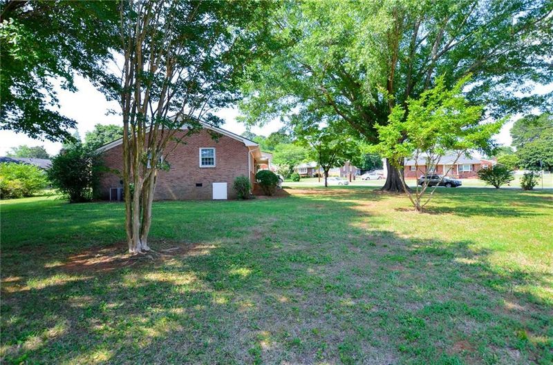 2504 Watt Dr, Burlington, NC 27215