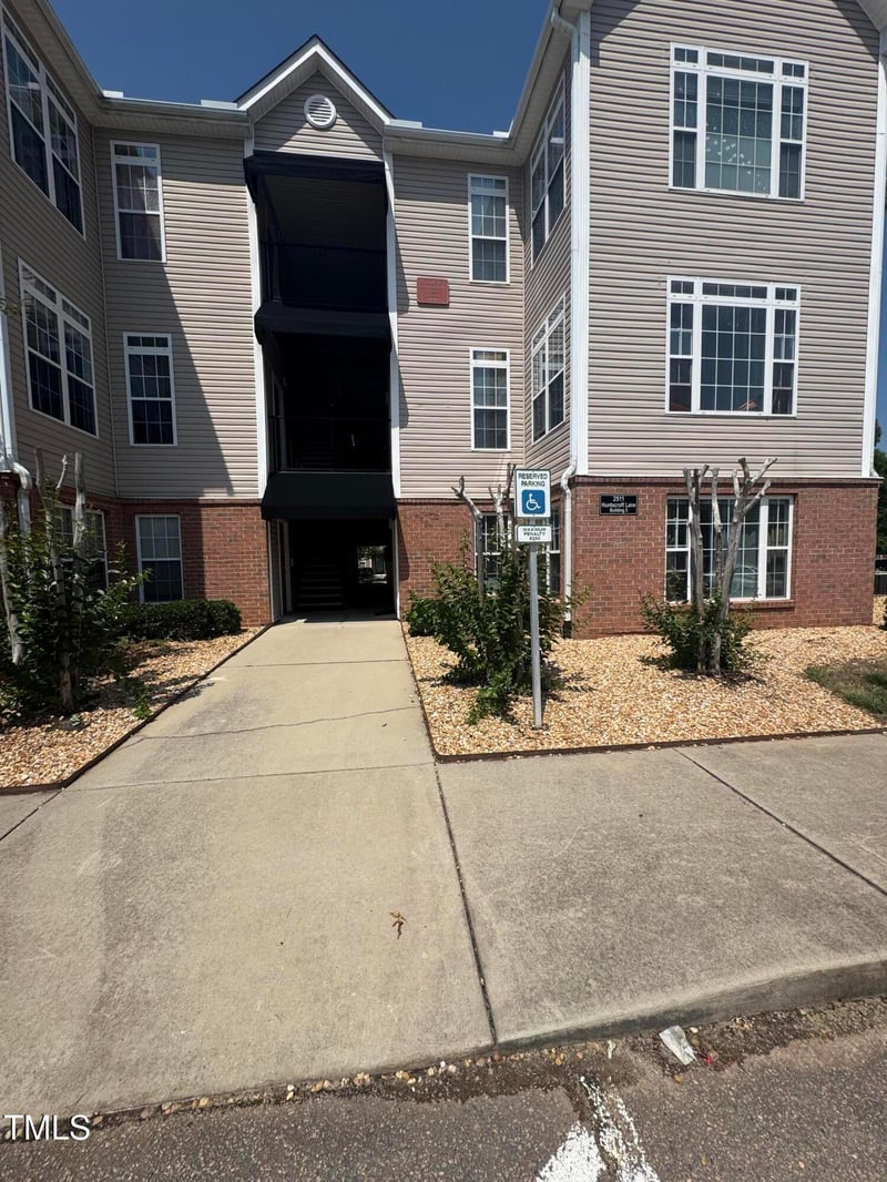 2511 Huntscroft Ln #100, Raleigh, NC 27617