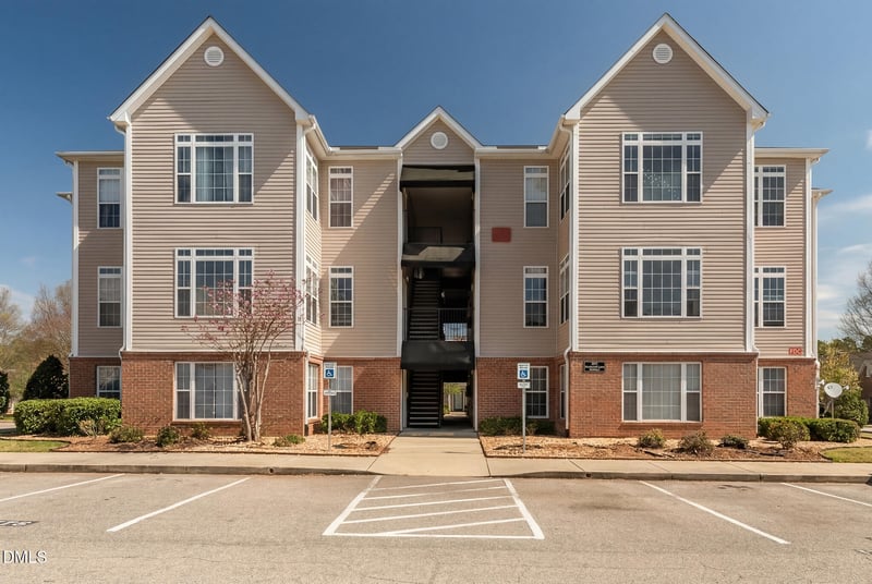 2511 Huntscroft Ln #303, Raleigh, NC 27617