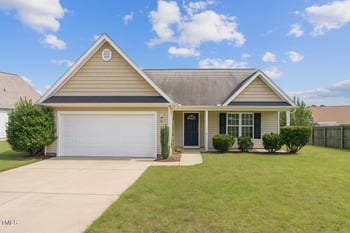 2513 Hunting Bow Dr, Hope Mills, NC 28348