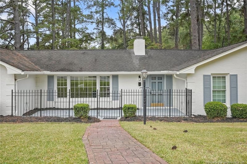 2515 Mirror Lake Dr, Fayetteville, NC 28303