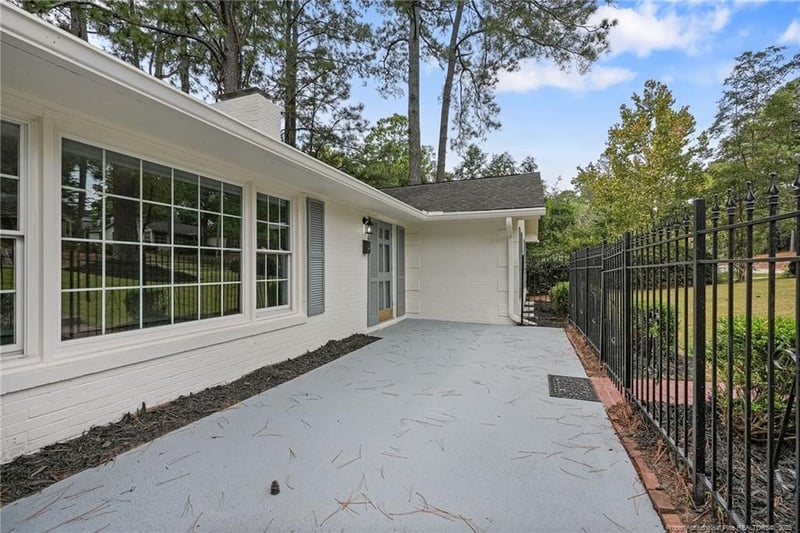 2515 Mirror Lake Dr, Fayetteville, NC 28303