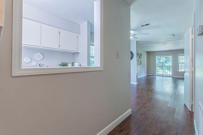 2516 Avent Ferry Rd #206, Raleigh, NC 27606