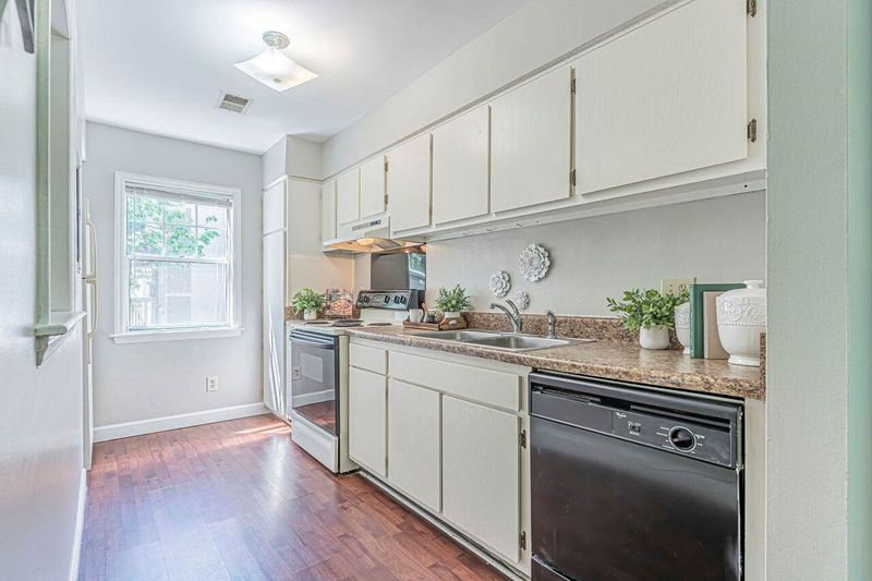2516 Avent Ferry Rd #206, Raleigh, NC 27606