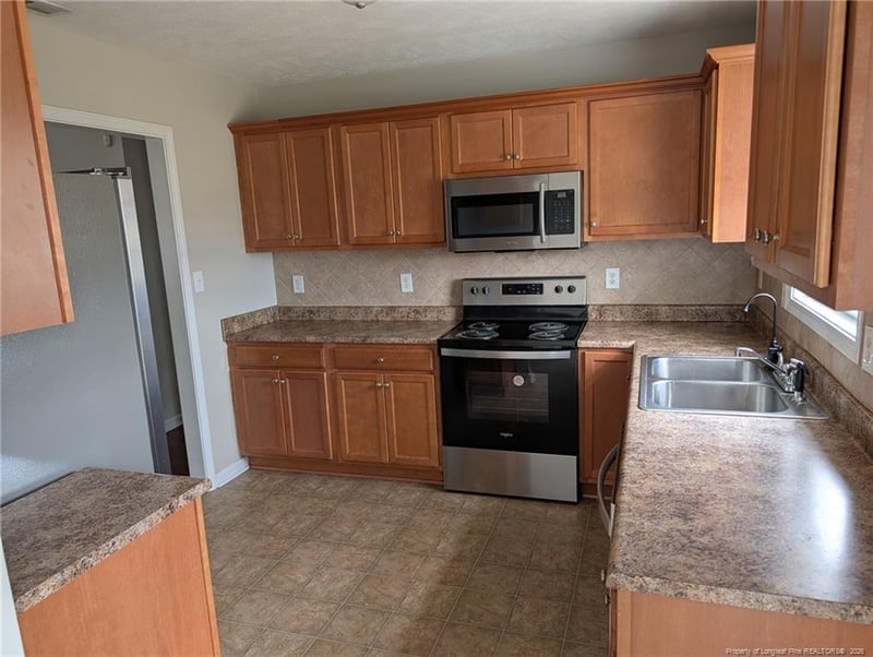 2519 Crumpler Dr, Hope Mills, NC 28348