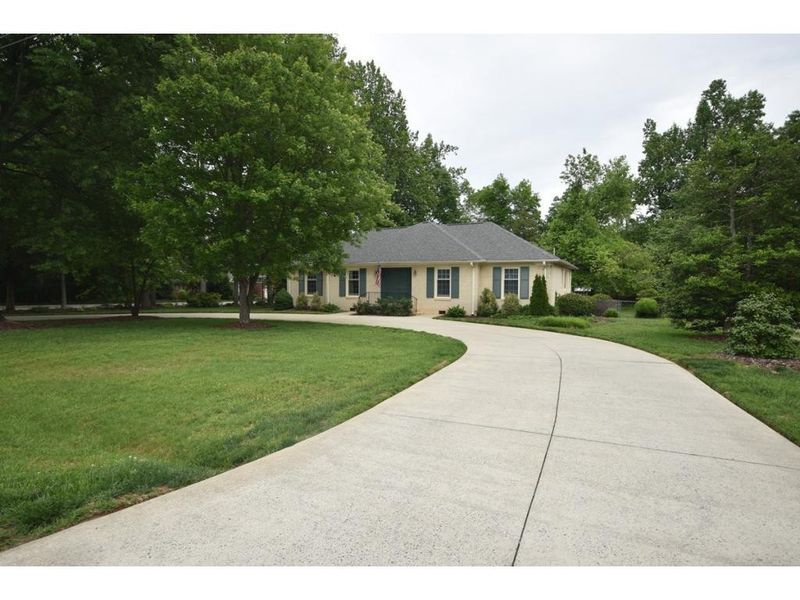 2520 Elderwood Ln, Burlington, NC 27215