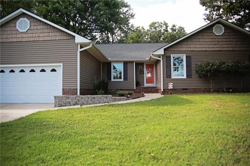 253 Coachlight Trl, Burlington, NC 27215