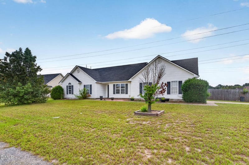 2551 Crumpler Dr, Hope Mills, NC 28348