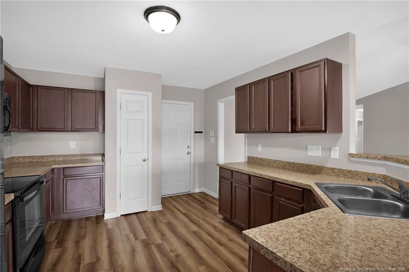 2554 Hunting Bow Dr, Hope Mills, NC 28348