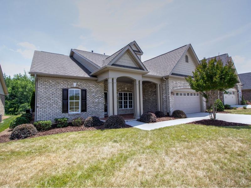 2561 Glenkirk Dr, Burlington, NC 27215